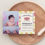 Circus Foto Birthday Party Invitation Kaart<br><div class="desc">De uitnodiging van de themagefeestdag van het Cute stijl circus bevat naast de details van het verjaardagsfeest de foto van uw kind. "Kom één, kom allemaal" verschijnt in een afspeelbiljetstijl die gekromd is over een waterverf circustent illustratie in roze. Pas de details van de eerste verjaardag van uw kind hieronder...</div>
