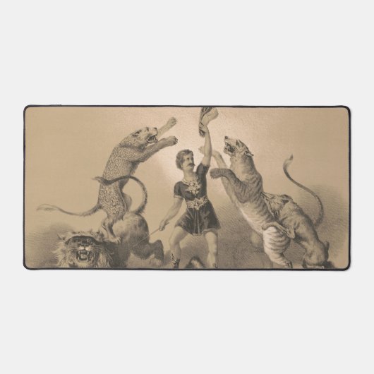 Circus performer staande tussen gemene dieren bureaumat (Voorkant)