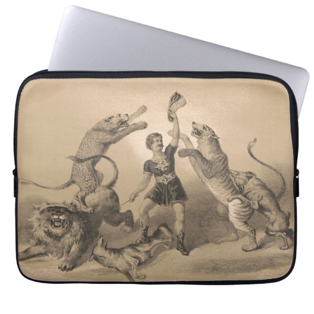 Circus performer staande tussen gemene dieren laptop sleeve (Voorkant)