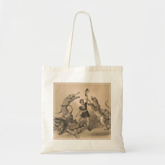 Circus performer staande tussen gemene dieren tote bag (Voorkant)
