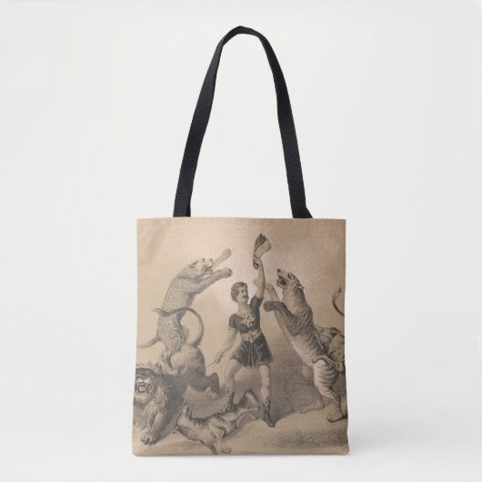 Circus performer staande tussen gemene dieren tote bag (Voorkant)