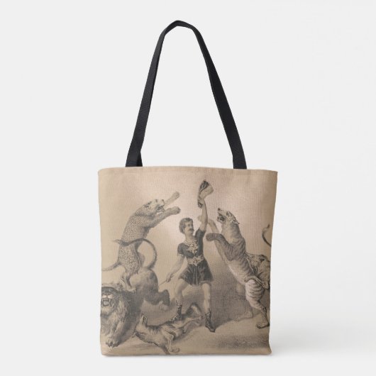 Circus performer staande tussen gemene dieren tote bag (Achterkant)