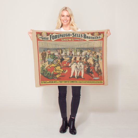 Circus Poster toont de amusante capriolen van clow Fleece Deken (In situ)