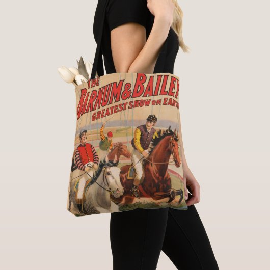 Circus Poster van jockeys op paarden springen een Tote Bag (Dichtbij)