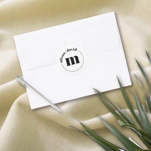 Cirkel met namen en monogram zwart wit bruiloft ronde sticker