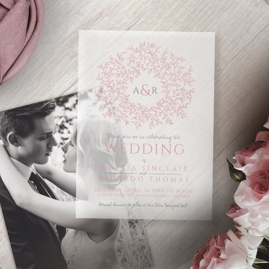 Cirkel van bladeren monogram roze bruiloft vellum uitnodigingen