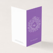 Cirkel van bladeren paarse trouwkaart en nadere ge kaart (Buitenkant)