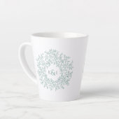 Cirkel van groene bladeren trouwcadeaumonogram latte mok (Linkerhoek)