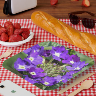 Cirkel van paarse bloemen met witte centra papieren bordje
