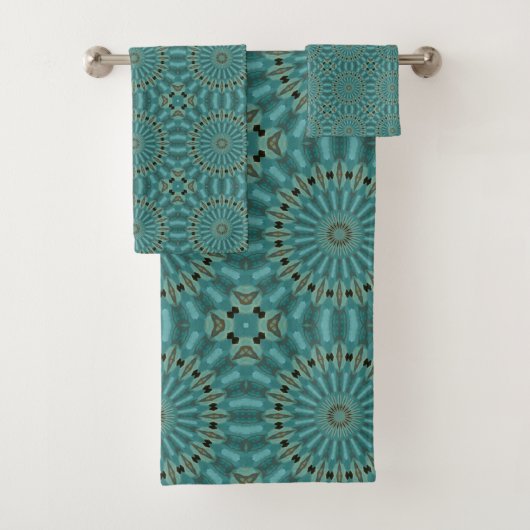 Cirkelpatroon in turquoise en teal bad handdoek (Insitu)