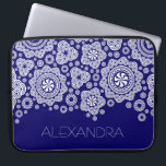 cirkels met witte en blauwe retro-monogram laptop sleeve<br><div class="desc">Witte willekeurige  retrocirkels en sterrenpatroon op donkerblauwe achtergrond. Beschikbaar op andere producten.</div>