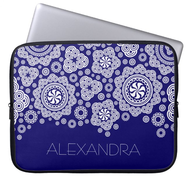  cirkels met witte en blauwe retro-monogram laptop sleeve (Voorkant)