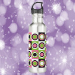 Cirkels Patroon Retro Roze Groen Zwart Wit Waterfles<br><div class="desc">Hou je van kleurrijke waterflessen? Hou je van retro patronen? Deze waterfles heeft een  geïnspireerd patroon van roze,  zwarte,  groene en witte cirkels.</div>