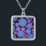 cirkels Wielen en schijven met vlokken Zilver Vergulden Ketting<br><div class="desc">Groovy psychedelic patroon in neonkleuren. Een trillend ontwerp met zowel grote als kleine ronde wielen met concentrische ringen en spaken. De kleuren zijn levendige heldere roze,  hemelsblauw,  turkooisblauw,  violet en paars. Heeft een geweldig gevoel voor beweging,  beweging en plezier.</div>