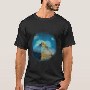 Cirkelvormige afbeelding van bergwolken en blauwe t-shirt