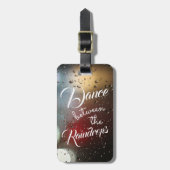 Citaat-inspiratie "Dance between the Raindrops" Bagagelabel (Voorkant verticaal)