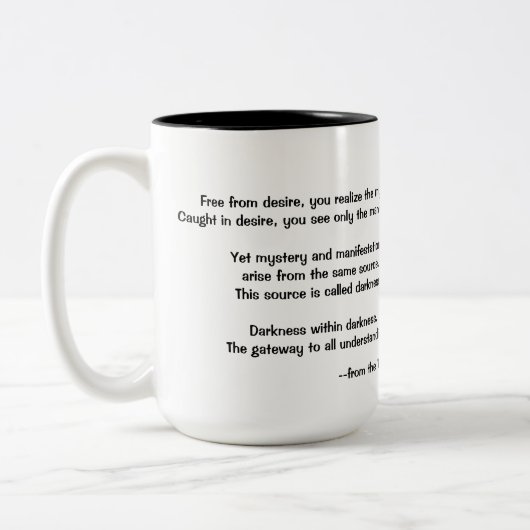 Citaat op duisternis van de Tao de Ching Tweekleurige Koffiemok (Links)