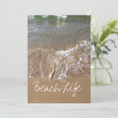 Citaat over strandleven golven oceaan zandig water feestdagenkaart (Staand voorkant)