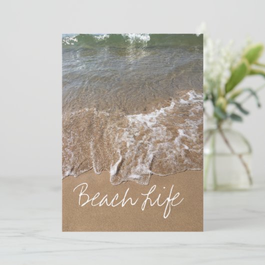 Citaat over strandleven golven oceaan zandig water feestdagenkaart (Staand voorkant)