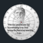 Citaat per Plato Dartbord<br><div class="desc">"Wijze mannen spreken omdat ze iets te zeggen hebben; dwazen omdat ze iets moeten zeggen." Bekende Griekse filosoof Plato citaat.</div>
