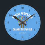 Citaat sociaal werk ronde klok<br><div class="desc">Social Workers Change the World inspirational quote gift on a cool wall clock for a social services waiting room or office. In al die sociale motieven is het quote written around a beautiful tree of rainbow leaves.</div>