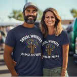 Citaat sociaal werk t-shirt<br><div class="desc">Sociale werkers veranderen het inspirerend geschenk van de wereld. Een schattig motivatie sociaal werk citeert uit een mooie boom regenboogbladeren.</div>