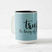 Citaat | Vertrouw op het tijdstip van je leven | M Tweekleurige Koffiemok (Voorkant links)