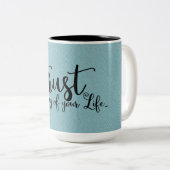 Citaat | Vertrouw op het tijdstip van je leven | M Tweekleurige Koffiemok (Voorkant rechts)