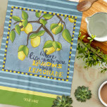 Citroen Quote Jouw naam Gestreept Stijlvol Theedoek<br><div class="desc">Chique gepersonaliseerde limonade citaat stijlvolle keukenhanddoek. Deze leuke, kleurrijke handdoeken zijn perfect om wat unieke vreugde toe te voegen aan uw keuken. Combineer het met een fles wijn en het maakt een geweldig persoonlijk cadeau voor vrienden, familie, collega's, buren, enz. Voeg een naam toe in het personalisatiegebied. Bekijk voor meer...</div>