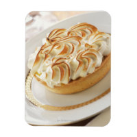 Citroen taart met gebakken meringue op bord