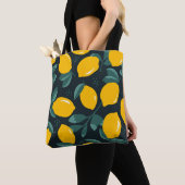 Citroenbloemen,  zomertextuur. tote bag (Dichtbij)