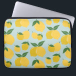 Citroenpatroon Retro Fruit geel op groen Laptop Sleeve<br><div class="desc">Retro Fruit Print - Citroenmotief - Geel op Groen.</div>