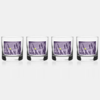 Citroenvlinder op een paars lavendelveld whisky glas