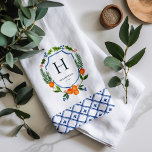 Citrus Botanische Kerstmis | Familienaam Monogram Theedoek<br><div class="desc">Met moderne, elegante waterverf citrusbloemblaadjes en tegels in zacht gedempte kleuren. Omarm de betoverende schoonheid van de feestdagen met een kleurenpalet met donker blauwgroen, salie groen, sinaasappel, perzik en ivoor. Deze rijke en natuurlijke tinten passen naadloos bij creëer, een sfeer van rustieke elegantie en levendige charme. Het diepe blauwgroen en...</div>