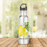 Citrus Lemon Monogram Waterfles<br><div class="desc">Geniet van deze aangepaste bril met een waterverf citruscitroenontwerp.</div>