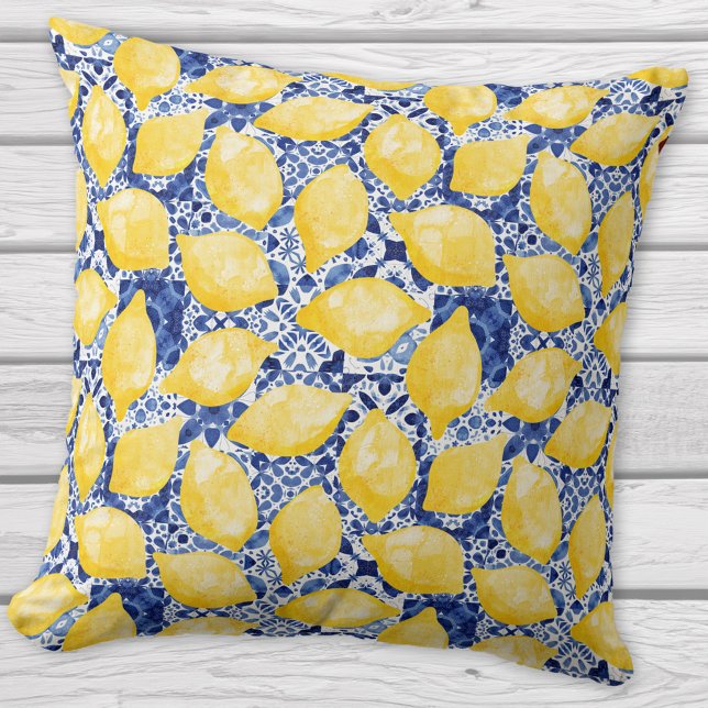 Citrus Mediterraan Blauw Witte Tegel Patroon Kussen (Lemon and blue tile pattern Mediterranean citrus throw pillow)