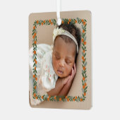 Citrus Pine Overlay Baby's eerste kerstfoto Metalen Ornament (Voorkant links)
