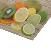 Citrusvruchtgrafiek op houten achtergrond snijplank (Hoek)