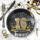 City Lights Sweet Sixteen Gold ID243 Papieren Bordje<br><div class="desc">Dit stijlvolle papieren bord is voorzien van een gigantische, gouden faux-glitter '16' en lint boven een zwarte en witte foto van een heldere skyline in de stad die op het water wordt weergegeven. Voeg een gepersonaliseerde naam toe gebruikend de verstrekte sjabloon. Zoek ID243 om andere producten met dit ontwerp te...</div>
