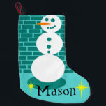 City Sidewalk Snowman Kerstmis Stocking Kleine Kerstsok<br><div class="desc">Deze aanpasbare Sidewalk Snowman-kerststaart biedt een turkooisachtergrond en blauwgroen metselwerk. Er is een vrolijke drielagige sneeuwman (niet de sneeuwpop met twee lagen) die voor de muur staat. Hij heeft een lange wortelneus omdat we hem niet een van die belachelijke baby wortelneuzen hebben gegeven. Dat is gewoon niet onze stijl bij...</div>