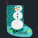 City Sidewalk Snowman Kerstmis Stocking Kleine Kerstsok<br><div class="desc">Deze aanpasbare Sidewalk Snowman-kerststaart biedt een turkooisachtergrond en blauwgroen metselwerk. Er is een vrolijke drielagige sneeuwman (niet de sneeuwpop met twee lagen) die voor de muur staat. Hij heeft een lange wortelneus omdat we hem niet een van die belachelijke baby wortelneuzen hebben gegeven. Dat is gewoon niet onze stijl bij...</div>