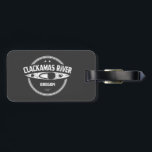 Clackamas River Oregon Kajakken Bagagelabel<br><div class="desc">De Clackamas is gelegen ten westen van de Cascade Range en ten zuiden van de Columbia River Gorge in het noorden van Oregon en loopt van Big Spring (bovenloop) naar Big Cliff, net ten zuiden van de stad Estacada. Het meest pittoreske gebied ligt volledig binnen het Mt. Hood National Forest...</div>