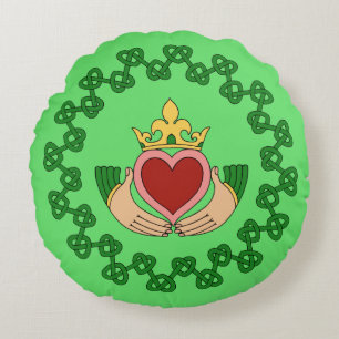 Claddagh en groene knoopwerk rond kussen
