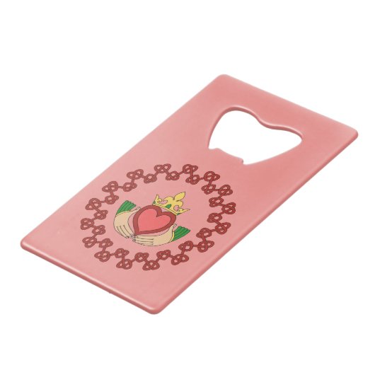 Claddagh en Red Knotwork op roze Creditkaart Flessenopener (Voorkant Gekanteld)