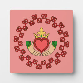 Claddagh en Red Knotwork op roze Fotoplaat