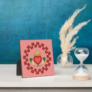Claddagh en Red Knotwork op roze Fotoplaat