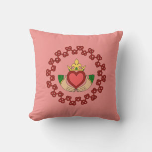 Claddagh en Red Knotwork op roze Kussen