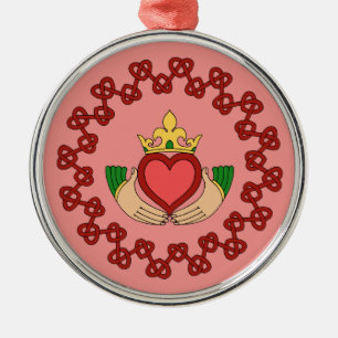 Claddagh en Red Knotwork op roze Metalen Ornament