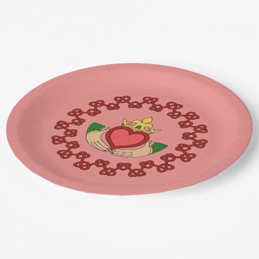 Claddagh en Red Knotwork op roze Papieren Bordje (Gekanteld)