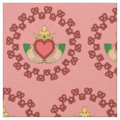 Claddagh en Red Knotwork op roze Stof (Close Up)